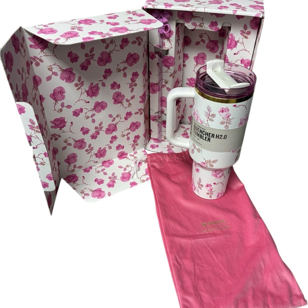 STANLEY X LoveShackFancy
RIBBON ROSA 40oz Quencher
Tumbler